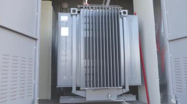 Bir güneş istasyonunda jeneratör. Bir güneş istasyonunda elektrikli ekipman