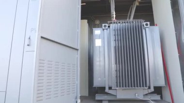 Bir güneş istasyonunda jeneratör. Bir güneş istasyonunda elektrikli ekipman