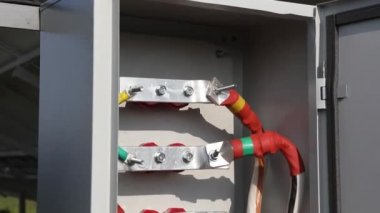 Ekstra büyük bir güneş paneli. Dağıtım bloğu. Kablolar, elektrik.
