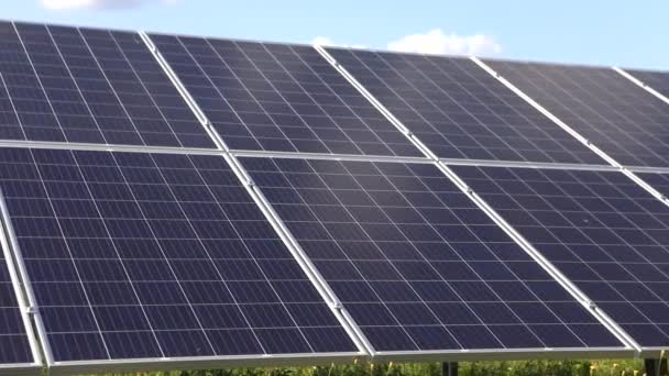 Vista panorámica de paneles solares, paneles solares sobre un fondo de hermosas nubes — Vídeo de stock