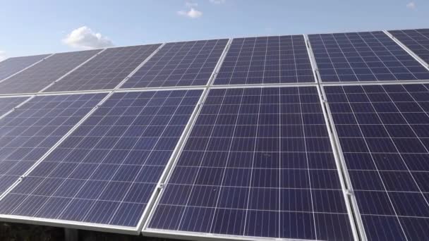 Énergie solaire renouvelable. Panneau solaire close-up — Video