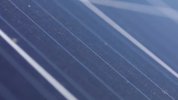 Painel solar close-up, fazenda de produção de energia solar. Energia solar renovável — Vídeo de Stock