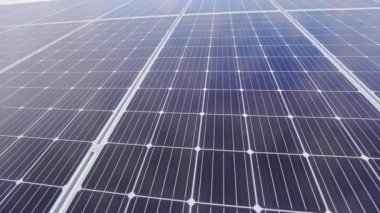 Güneş paneli, güneş panelindeki bulutların yansıması.