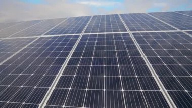 Güneş paneli, güneş enerjisi üretim çiftliği. Yenilenebilir Güneş Enerjisi