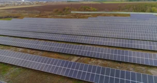 Estación solar desde el aire, energía segura, energía renovable — Vídeo de stock