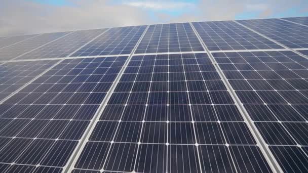 Zbliżenie panelu słonecznego, gospodarstwo produkujące energię słoneczną. Odnawialna energia słoneczna — Wideo stockowe