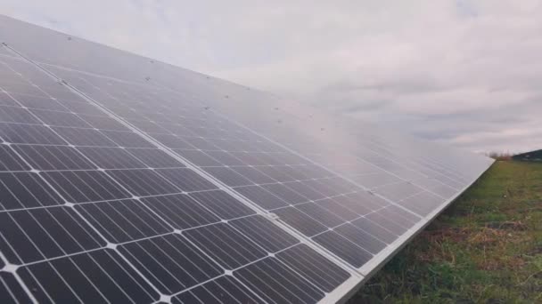 Panoramisch uitzicht op het zonnepaneel. Zonnepaneel close-up, reflectie van wolken in het zonnepaneel — Stockvideo