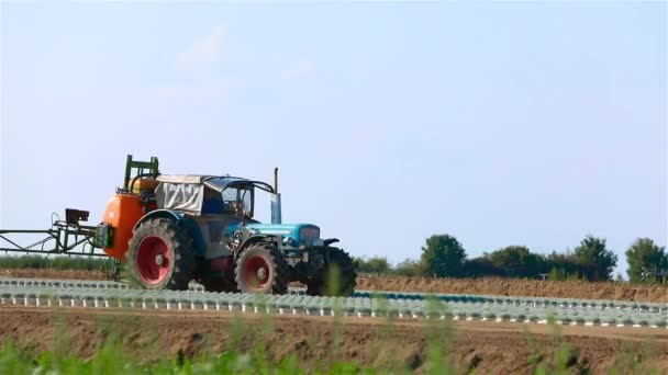 농경지를 관개 할 준비가 되어 있다. 농작물에 물을 주는 기계를 심는다. 경작지에 대한 농업 관개 — 비디오