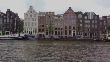 Amsterdam 'da hayat. Amsterdam kanal manzaralı güzel caddeler. Amsterdam yürüyüşü