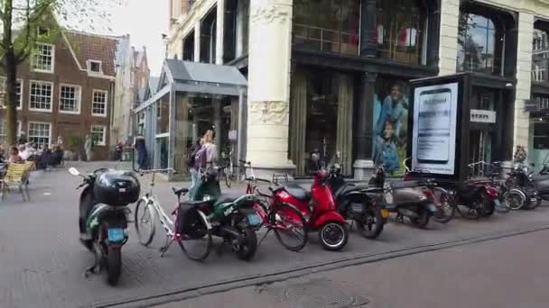 Bicicletas aparcadas y coches a lo largo de la calle Amsterdam. Amsterdam street, hermosas calles de Amsterdam . — Vídeos de Stock