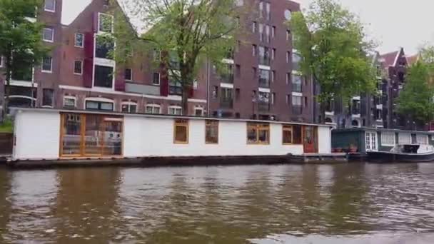 Exteriér budov v Amsterdamu. Na lodi v Amsterdamu. Výlet lodí podél kanálů Amsterdamu. — Stock video