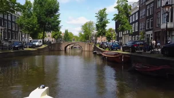 Výlet lodí po kanálech Amsterdamu. Exteriér budov v Amsterdamu. Na lodi v Amsterdamu — Stock video