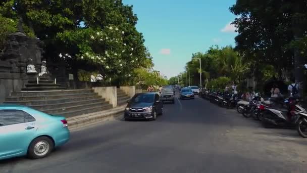 Μπαλί δρόμο, την κυκλοφορία στο δρόμο μπαλί, αυτοκίνητα και μοτοσικλέτες βόλτα στο δρόμο μπαλί — Αρχείο Βίντεο