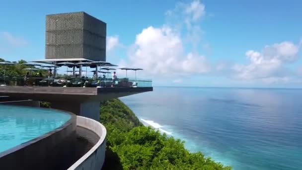 Bali 'de modern bir sahil oteli. Bali 'de şık bir sahil barı. — Stok video