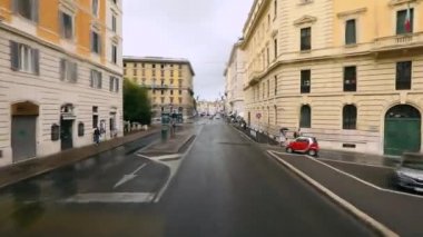 İtalya 'nın güzel sokakları, araba penceresi olan Roma' nın eski sokakları.