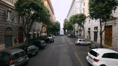 Roma 'nın eski sokaklarından geç. Araba camlı Roma sokakları. İtalya 'nın boş sokakları