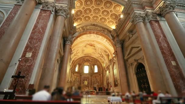 Binnen in een prachtige oude kerk in Italië, het interieur van een oude mooie kerk in Italië — Stockvideo