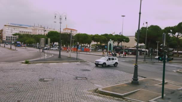 Bewölktes, regnerisches Wetter in Rom. Verkehr auf der Straße in Rom. Italienische Straßen — Stockvideo