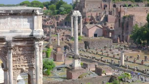 Basílica Julia en el Foro Romano de Roma. Las ruinas de la antigua Roma. Las ruinas del Foro Romano. Basílica Julia en el panorama del Foro Romano — Vídeos de Stock