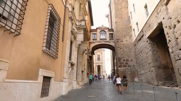 Roma 'da güzel dar bir cadde, evden eve bir köprü, Roma' daki evlerin arasında bir köprü.. — Stok video