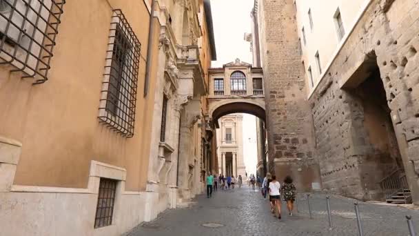 Una bella stradina a Roma, un ponte di casa in casa, un ponte tra le case vicine a Roma. — Video Stock