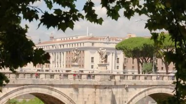 Ponte Sant Angelo Köprüsü, Roma, İtalya. Roma 'da Tiber nehri üzerindeki yaya köprüsü.