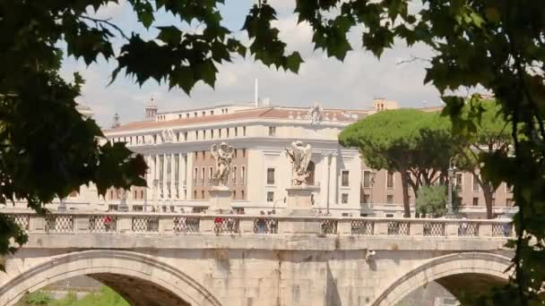 Most Ponte Sant Angelo, Řím, Itálie. Pěší most přes Tiber v Římě — Stock video