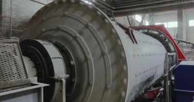 Fabrikada cevher öğütme, top değirmeninde cevher öğütme.