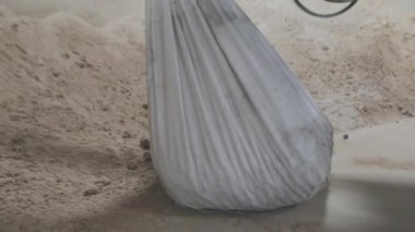 Değirmen için metal toplar, çelik toplarla kum öğütüyor.