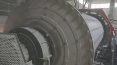 Fabrikada cevher öğütme, top değirmeninde cevher öğütme.