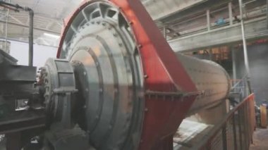 Büyük Fabrika 'daki Silindir Top Değirmeni. Top değirmeni, fabrikada değirmen, metal toplarla öğütme.