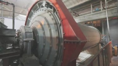 Metal toplarla gıcırdıyor. Fabrikada fabrika, top değirmeni, değirmen.