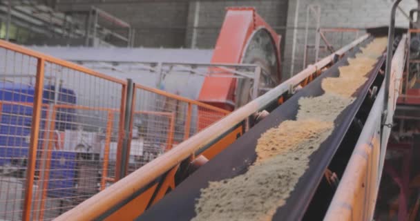 工場のコンベヤベルトライン、砂と金属ボール付きコンベアベルト — ストック動画