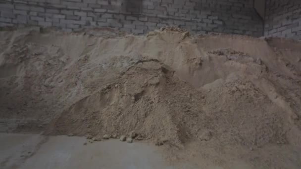 Material para a produção de betão aerado. Uma grande pilha de areia e pedras. — Vídeo de Stock