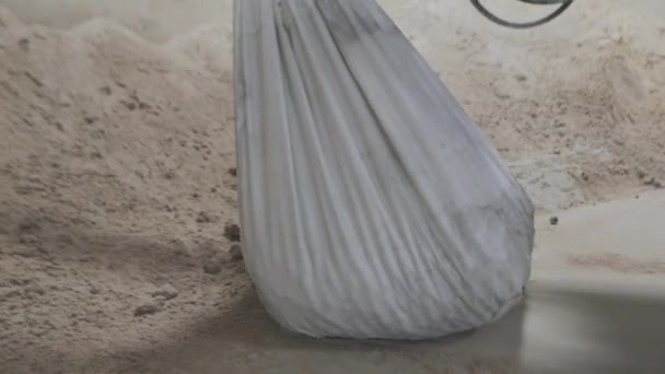 鉄球で砂を粉砕し、工場用の金属ボール — ストック動画