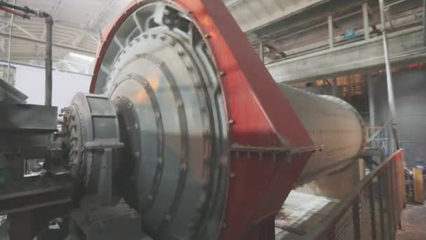 用金属球磨光。工业磨坊，球磨坊，工厂的磨坊 — 图库视频影像