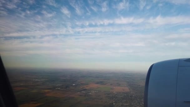 Vista da janela do avião, Skyline através do pórtico em um avião — Vídeo de Stock