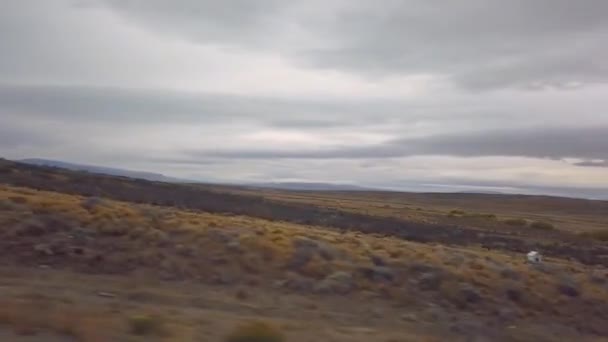 Blick aus dem Autofenster auf die Chili-Felder. Schöne Natur Patagoniens mit Autoscheibe — Stockvideo