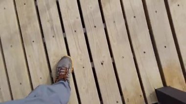 Bir adam Erivan köprüsünde yürüyor, bacakları yakın plan.