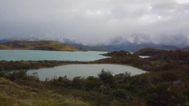 Torres del Paine Ulusal Parkı Panorama, Nordenskjold Gölü. Patagonya 'da yağmurlu hava