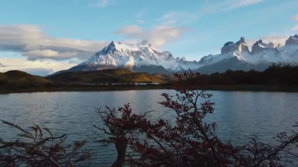 Patagoninin doğası. Gün batımında Cerro Payne Grande Dağı, Cerro Payne Grande Dağı manzarası. — Stok video