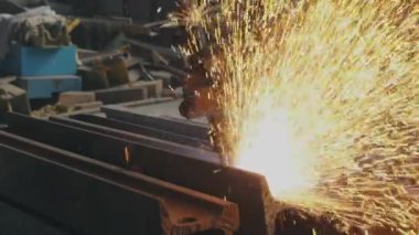 Kıvılcımlar yakın çekim, kıvılcımlar ağır çekimde metal kesmekten kıvılcımlar