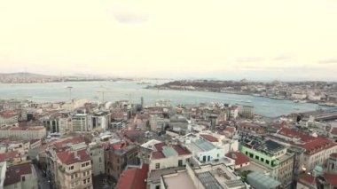 Nehrin yanındaki antik şehir. Nehir kenarındaki eski kasabanın panoraması, nehrin üzerindeki eski köprü. Türkiye, İstanbul