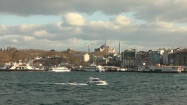 Boğazdaki turist tekneleri. Turist gemisi, martılar geminin yakınında uçuyor. Birçok turist teknesi