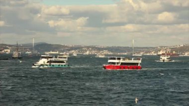 Boğaz 'da Türk bayrağının renginde tekne