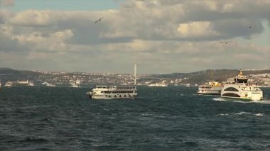 Boğaz üzerindeki köprü, güzel bulutlar ve eğlence gemileri. Boğaz köprüsü nehrin üzerinde.