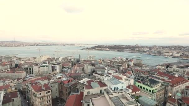 Den antika staden nära floden. Panorama av den gamla staden nära floden, den gamla bron över floden. Turkiet, Istanbul — Stockvideo