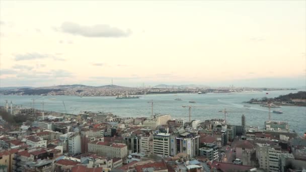 Großes Schiff im Bosporus. Schöne Aussicht auf den Bosporus, die Schiffe, die im Zeitraffer am Bosporus entlang fahren — Stockvideo