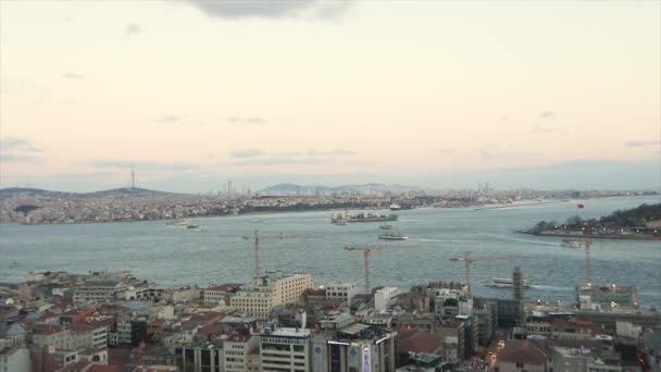 Gyönyörű kilátás nyílik a Boszporuszra, a hajók a Boszporusz idejének lapáin hajóznak. — Stock videók
