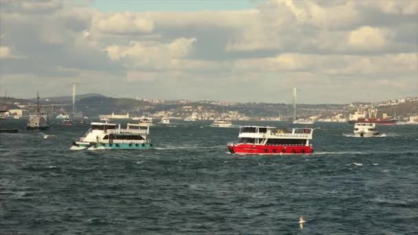 Barco en los colores de la bandera turca en el Bósforo — Vídeos de Stock